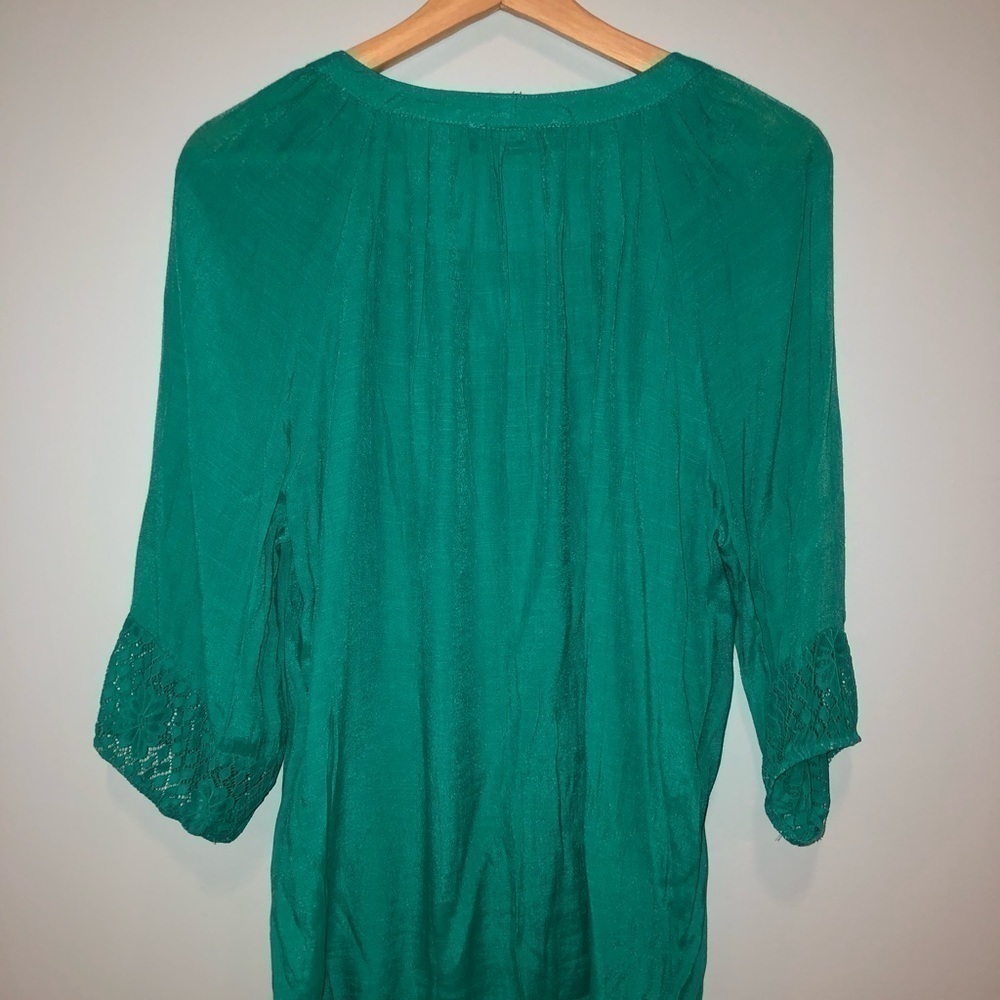 N Touch size medium green top 3/4 sleeve. Lace accents on front - Picture 2 of 9